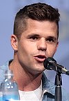 https://upload.wikimedia.org/wikipedia/commons/thumb/0/0b/Charlie_Carver_by_Gage_Skidmore_2.jpg/100px-Charlie_Carver_by_Gage_Skidmore_2.jpg